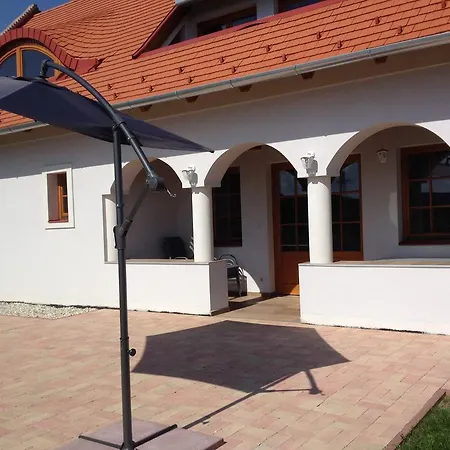 Gyuemoelcsoeskert Vendeghaz Apartmán Zánka